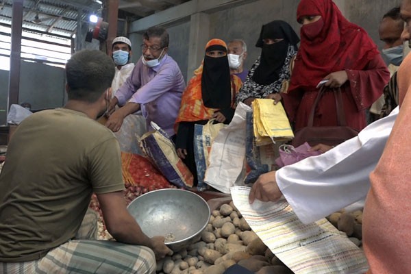 লকডাউনকে কেন্দ্র করে বাজারে ক্রেতাদের ভিড়